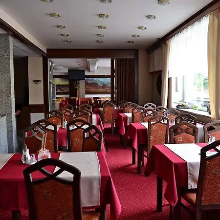 波隆酒店 乌帕河畔斯沃博达